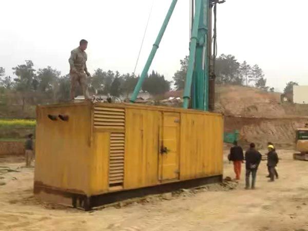 图们如何判断水冷式机油散热器密封件是否需要更换？